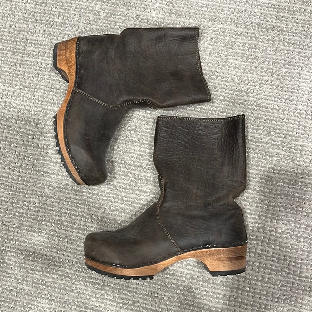 Clog boots